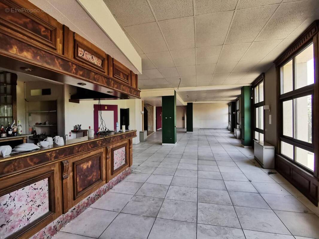   - Commerce à AUBENAS