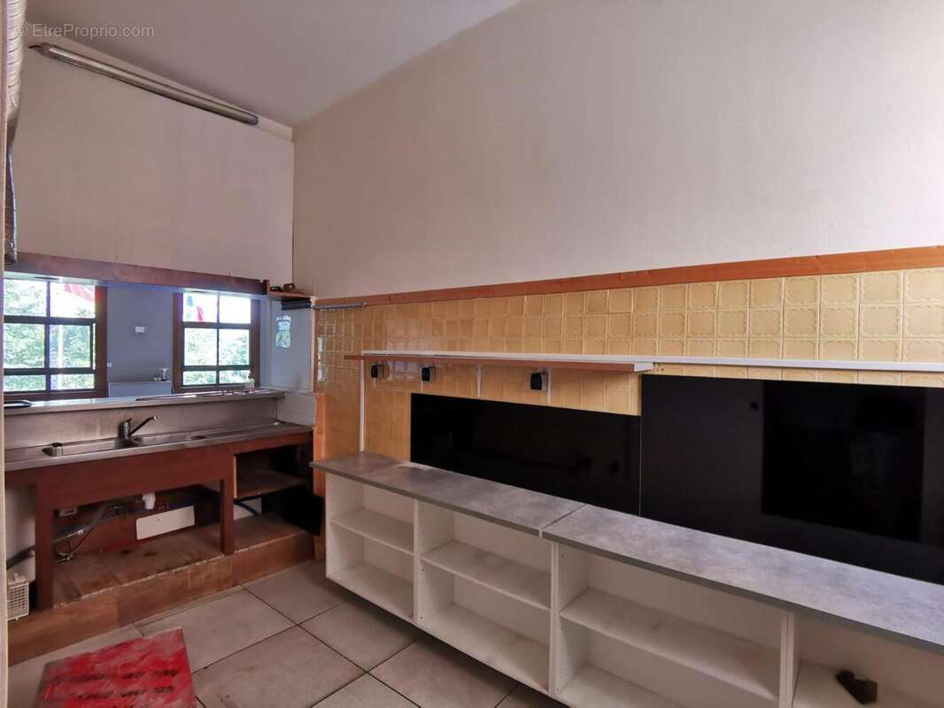   - Commerce à AUBENAS