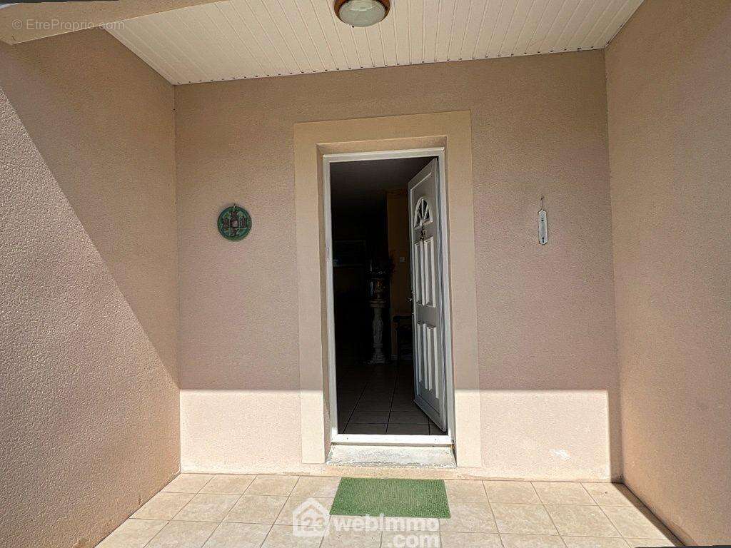 ... l&#039;entrée, protégée. - Maison à SAINT-PARDOUX