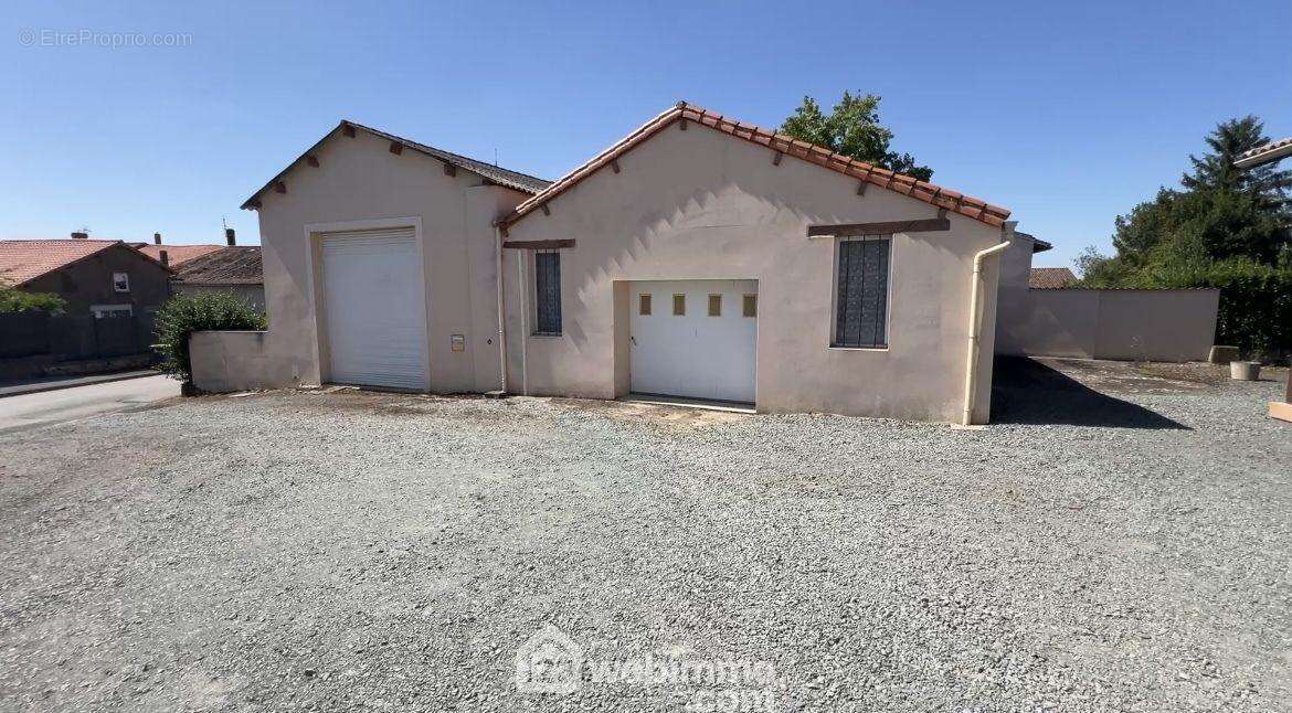 Avec 2 garages d&#039;environ 100 m2. - Maison à SAINT-PARDOUX