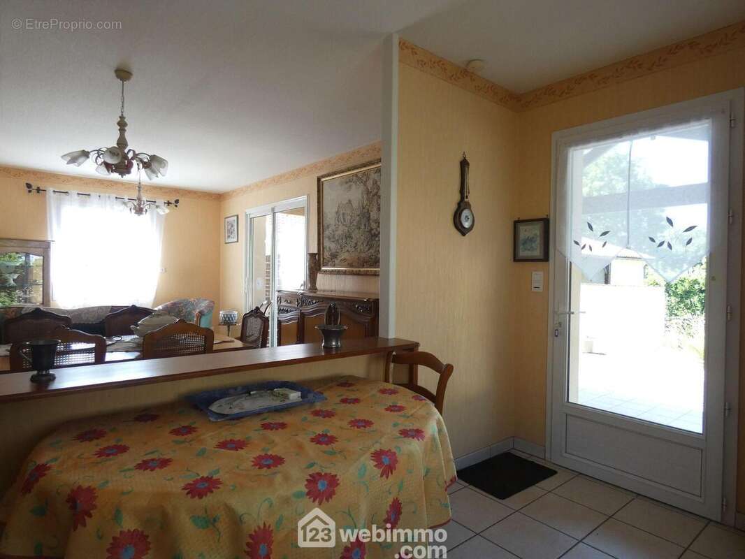 Elle donne accès à la terrasse extérieure d&#039;env. 26 m2, - Maison à SAINT-PARDOUX