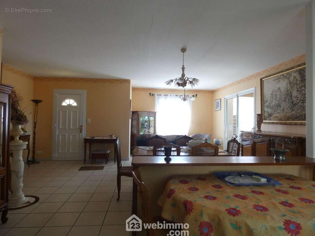 Elle ouvre sur la pièce de vie de 40 m2 : - Maison à SAINT-PARDOUX