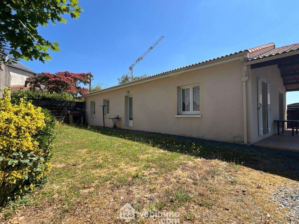 En prolongement du préau et de la cour. - Maison à SAINT-PARDOUX