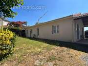 En prolongement du préau et de la cour. - Maison à SAINT-PARDOUX