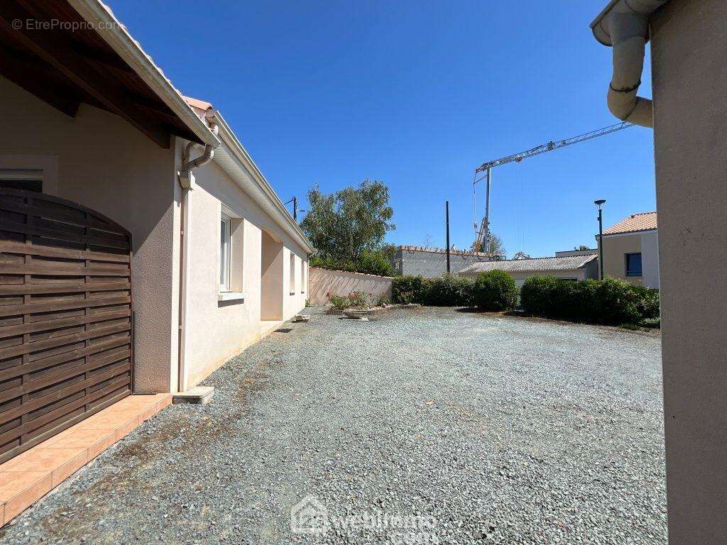 La grande cour devant la maison mène à... - Maison à SAINT-PARDOUX