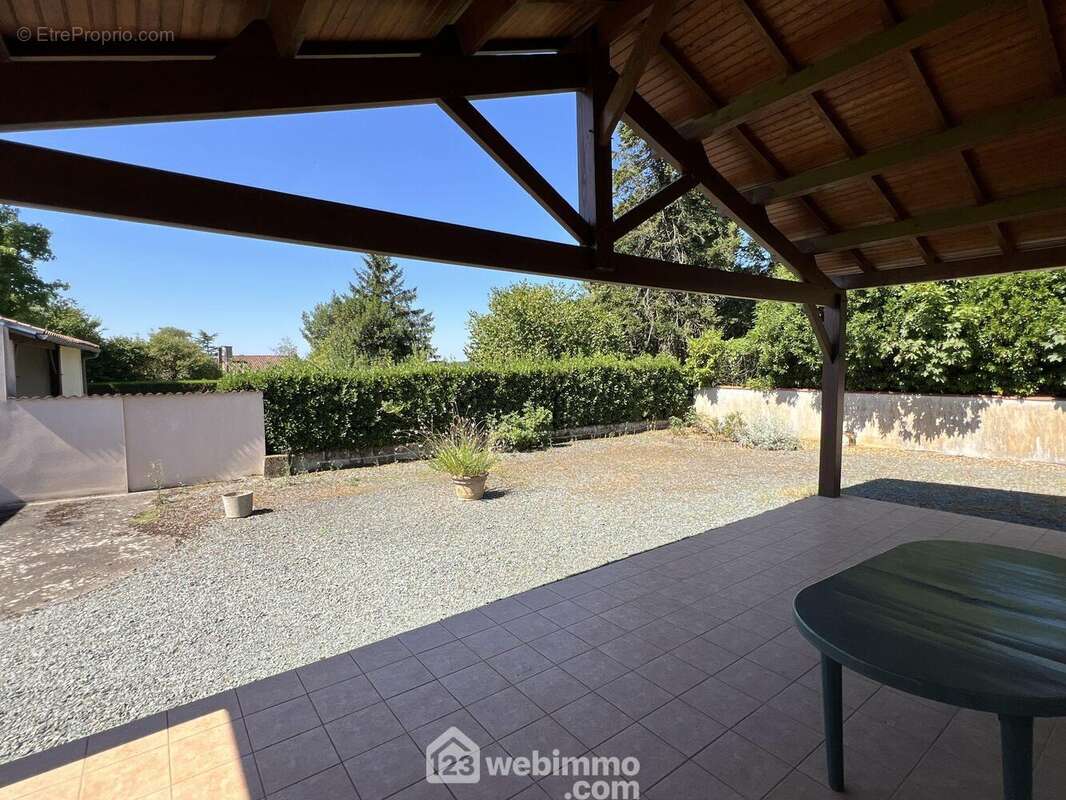 Protégée par le préau, sans vis-à-vis, - Maison à SAINT-PARDOUX