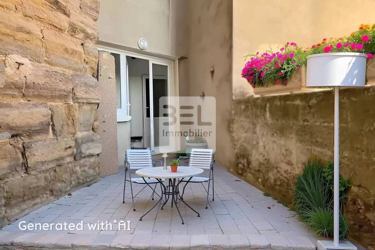 Maison à LAUDUN-L&#039;ARDOISE