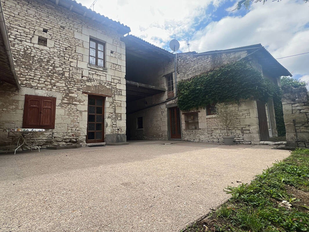 Maison à MONTS-SUR-GUESNES