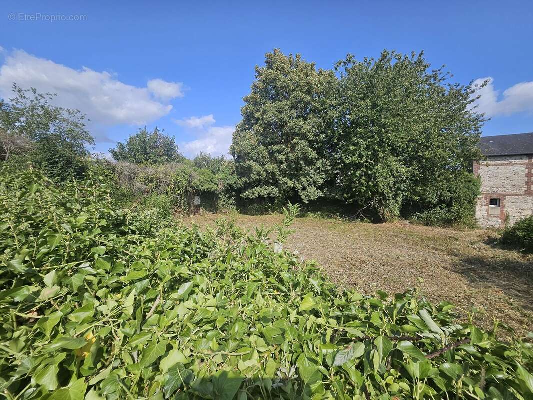 Terrain à LA RIVIERE-SAINT-SAUVEUR