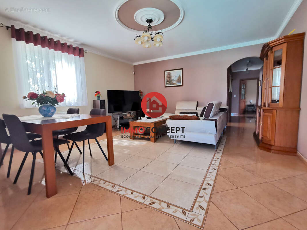 Maison à LAUDUN-L&#039;ARDOISE