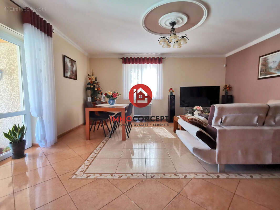 Maison à LAUDUN-L&#039;ARDOISE