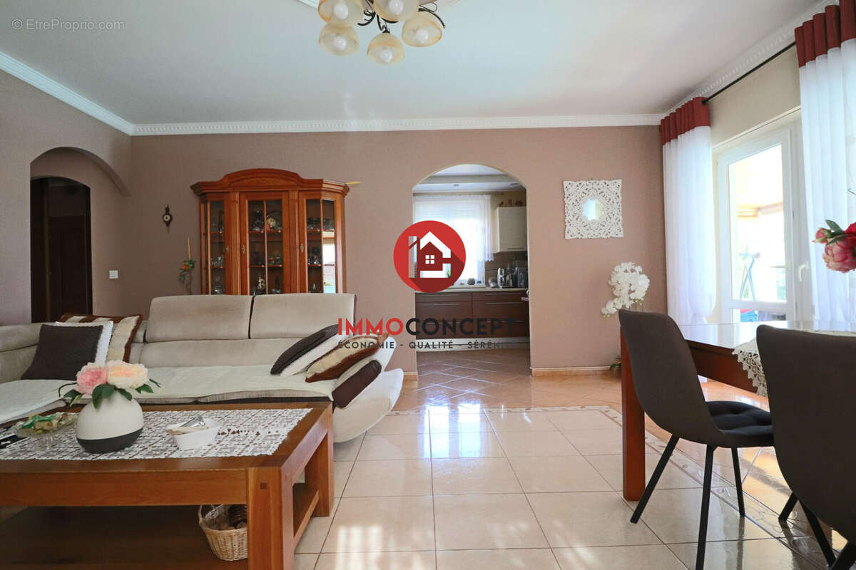 Maison à LAUDUN-L&#039;ARDOISE