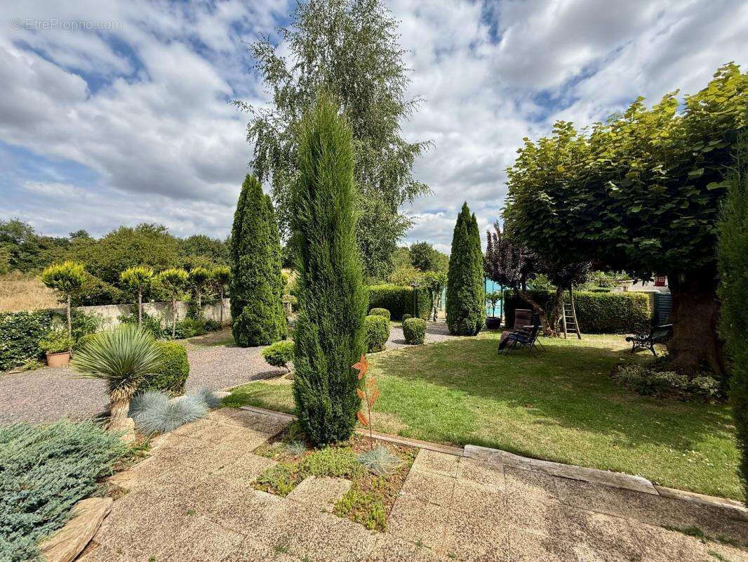 Maison à CLUSSAIS-LA-POMMERAIE