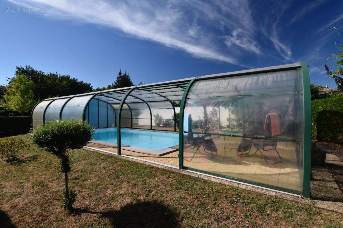 Maison à CLUSSAIS-LA-POMMERAIE