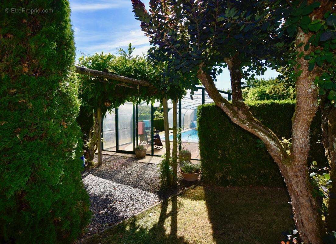 Maison à CLUSSAIS-LA-POMMERAIE