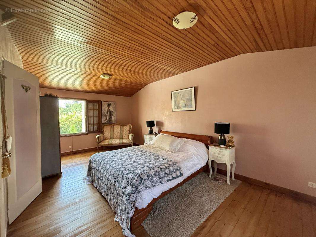 Maison à CLUSSAIS-LA-POMMERAIE