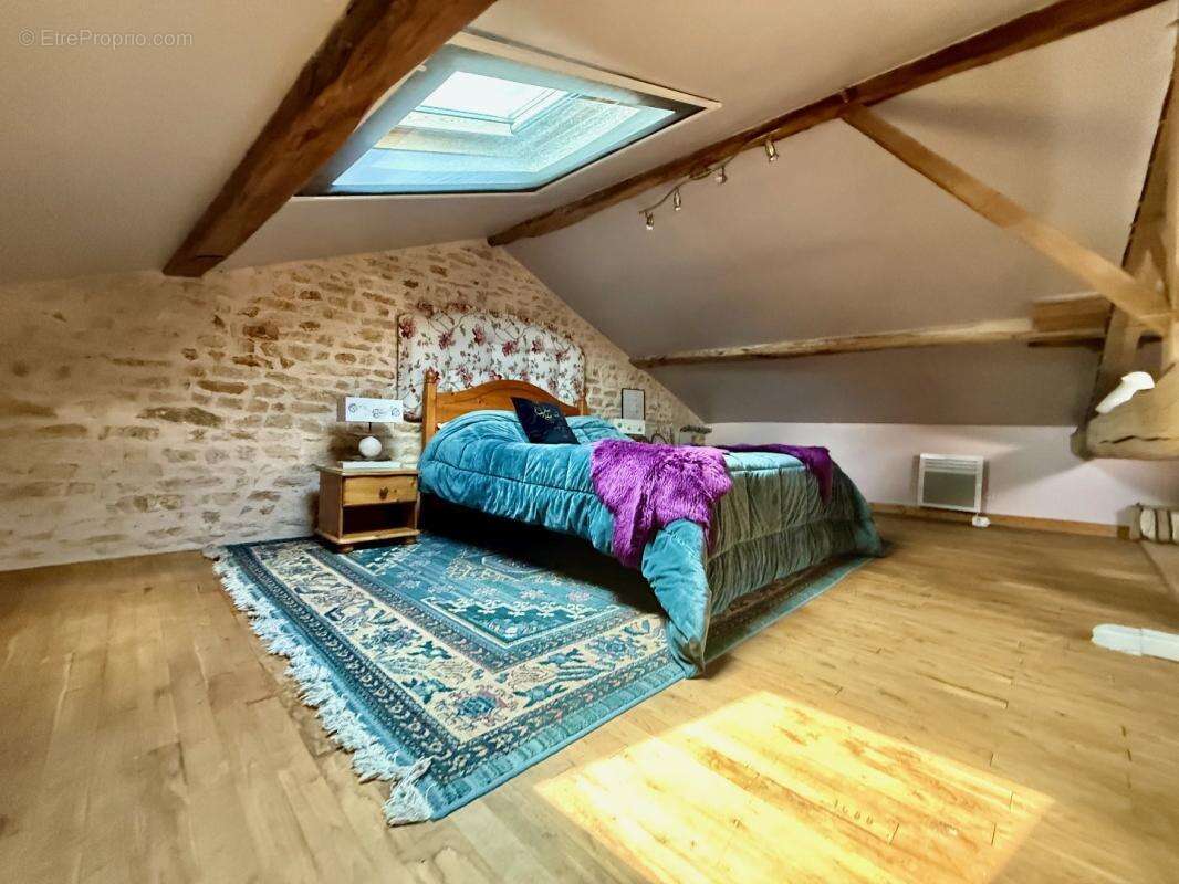 Maison à CLUSSAIS-LA-POMMERAIE