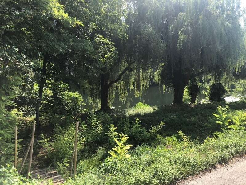 Terrain à SAINT-FRONT-DE-PRADOUX