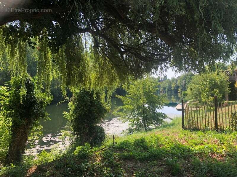 Terrain à SAINT-FRONT-DE-PRADOUX