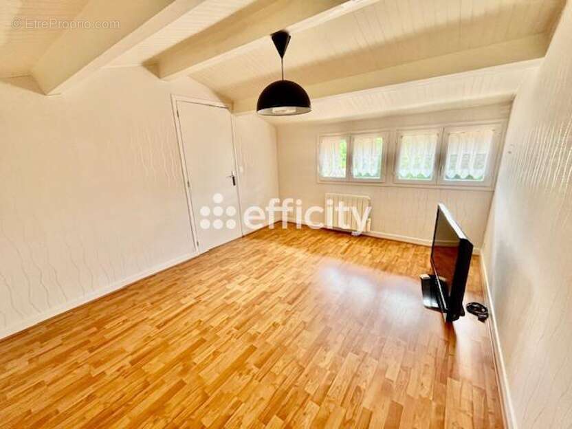 Maison à LA MONNERIE-LE-MONTEL