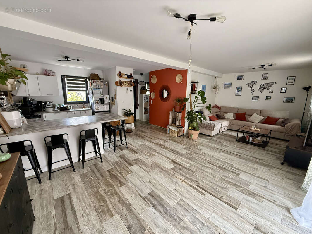 Maison à LE REVEST-LES-EAUX