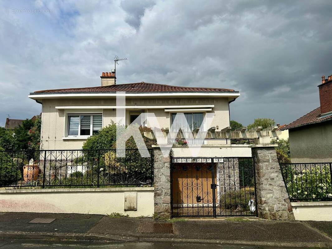 Maison à SAINT-JUNIEN