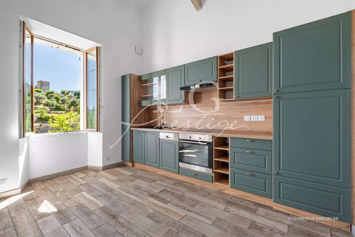 Appartement à TOURRETTES