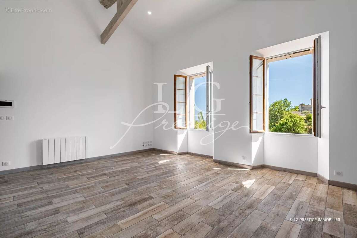 Appartement à TOURRETTES