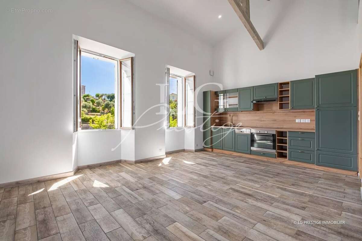 Appartement à TOURRETTES