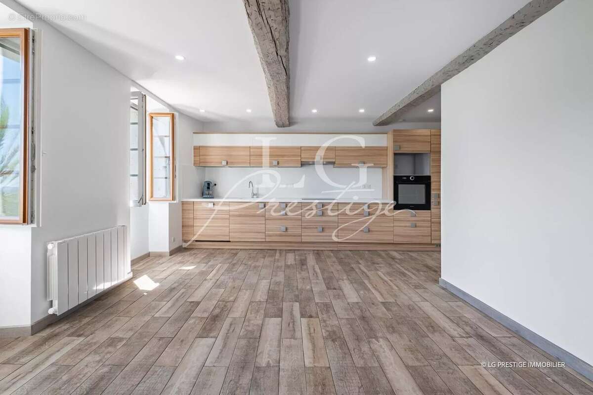 Appartement à TOURRETTES