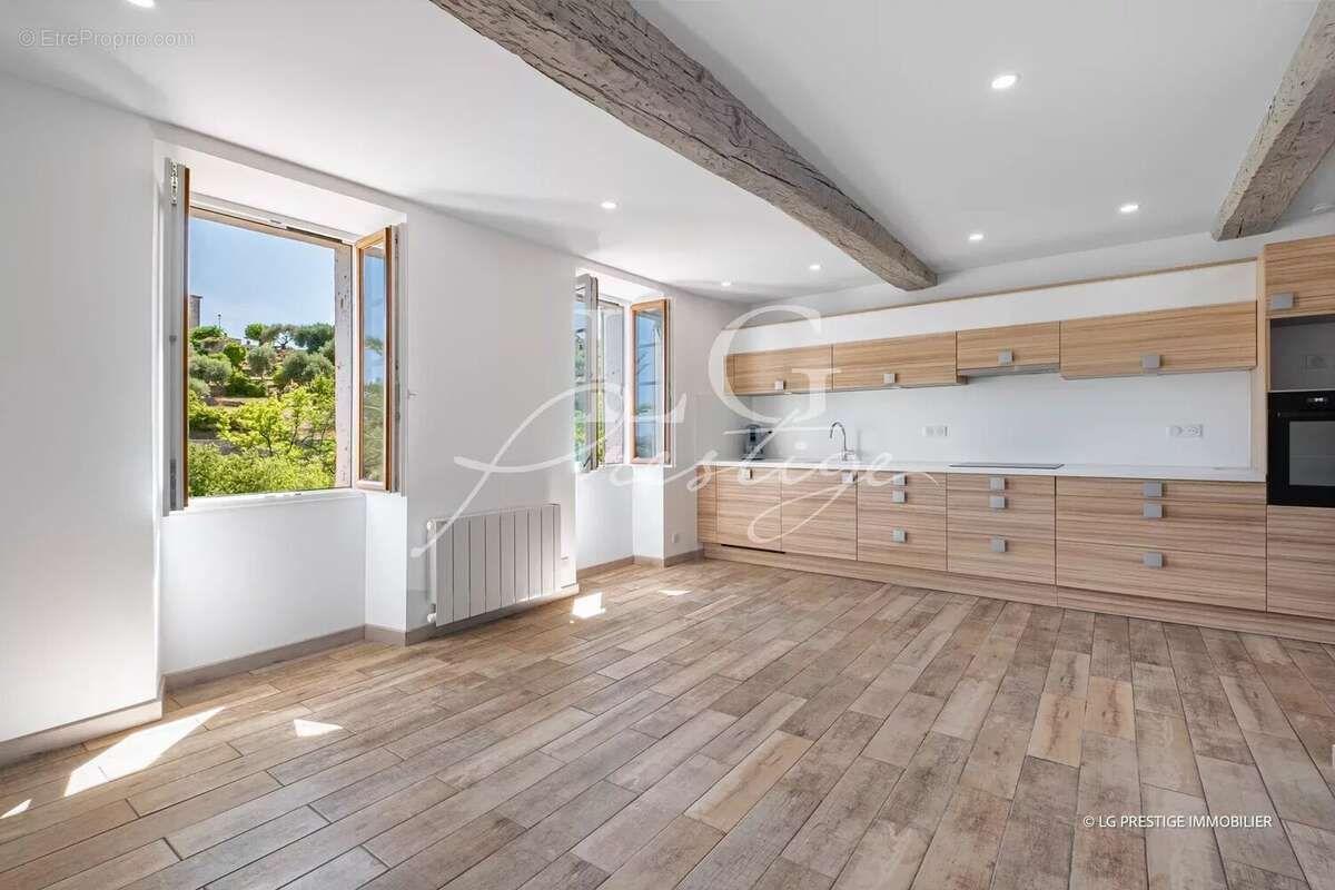 Appartement à TOURRETTES