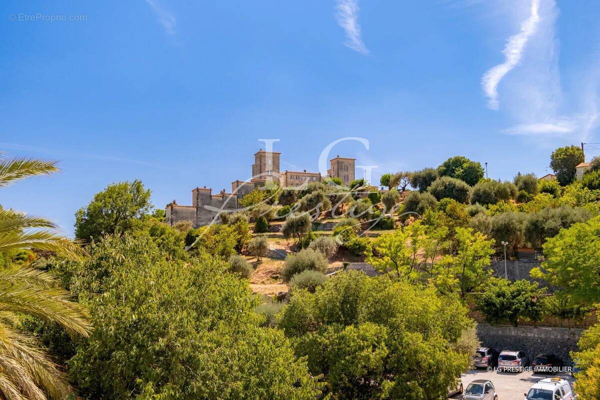 Appartement à TOURRETTES
