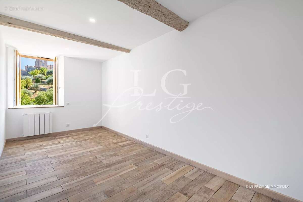 Appartement à TOURRETTES