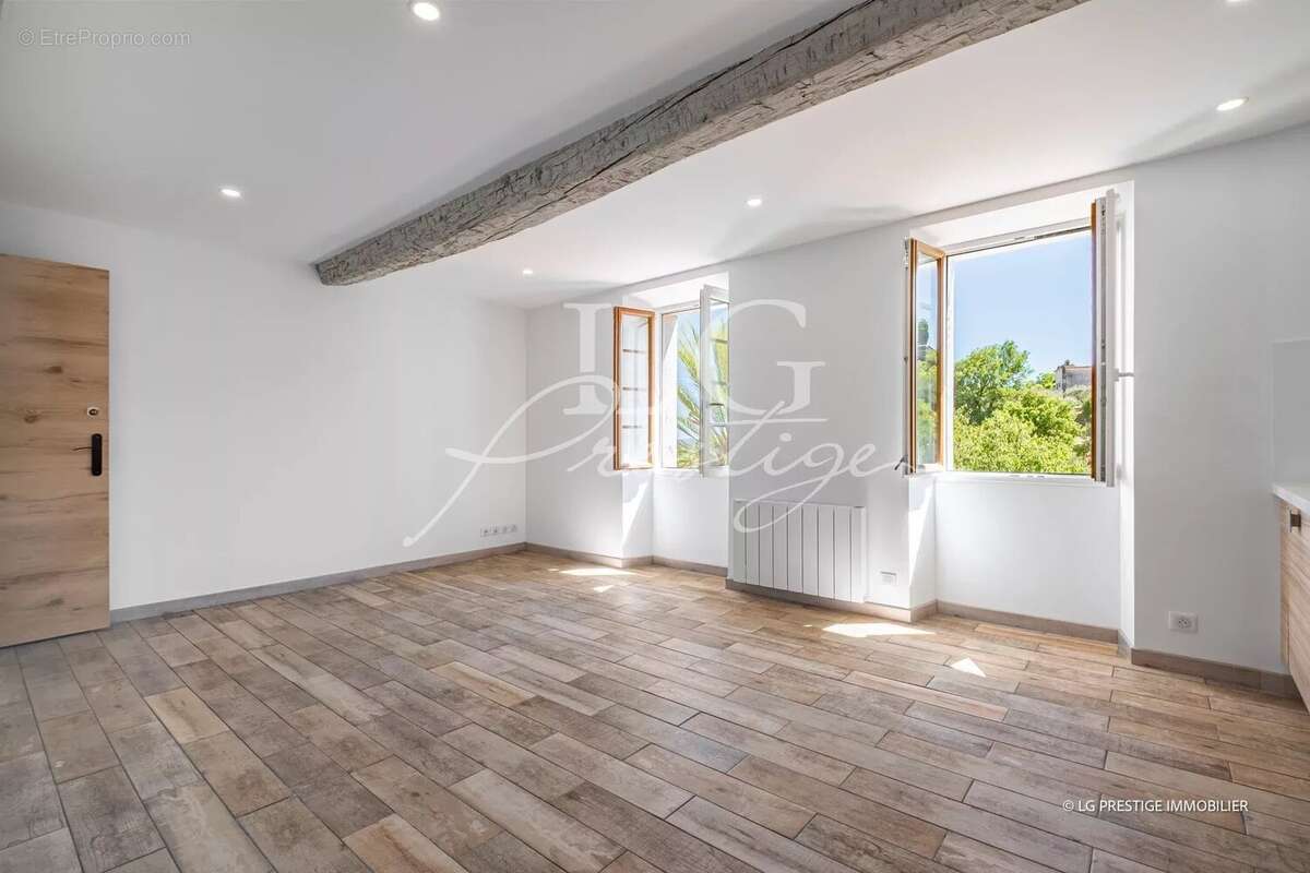 Appartement à TOURRETTES