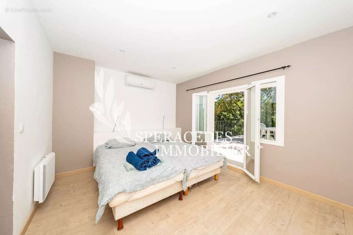 Maison à SAINT-CEZAIRE-SUR-SIAGNE