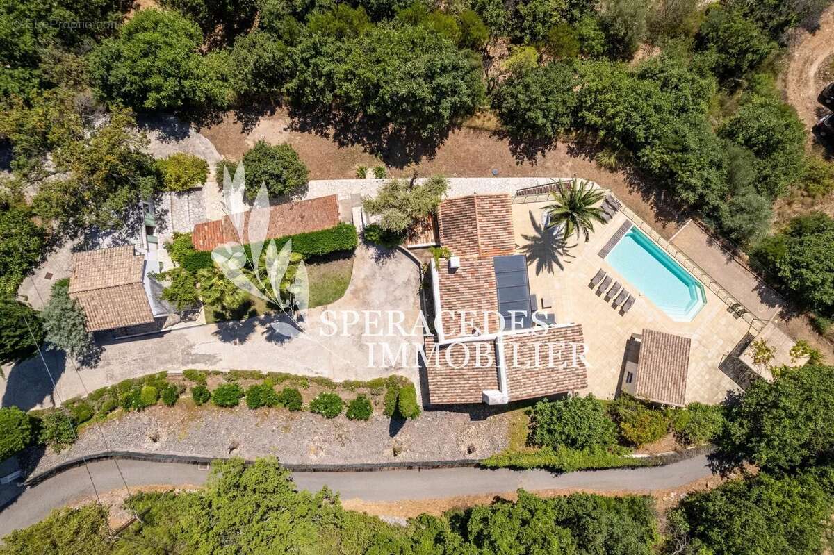 Maison à SAINT-CEZAIRE-SUR-SIAGNE