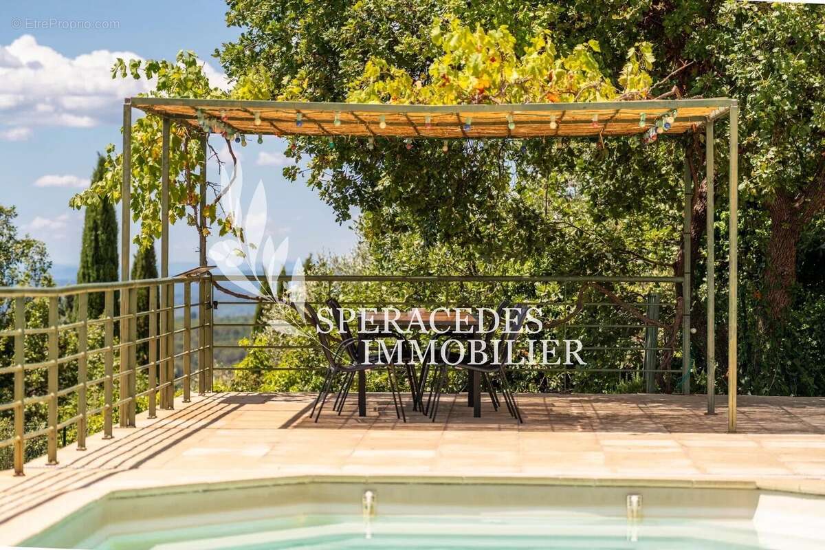 Maison à SAINT-CEZAIRE-SUR-SIAGNE