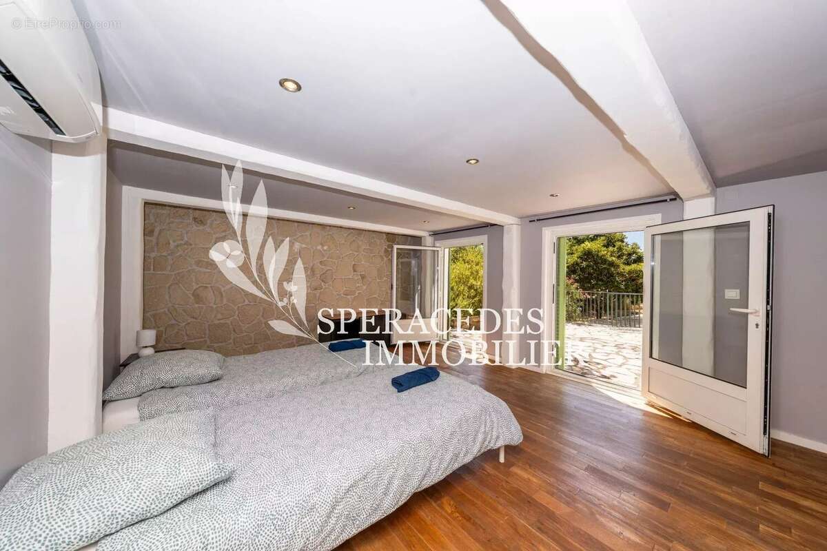 Maison à SAINT-CEZAIRE-SUR-SIAGNE