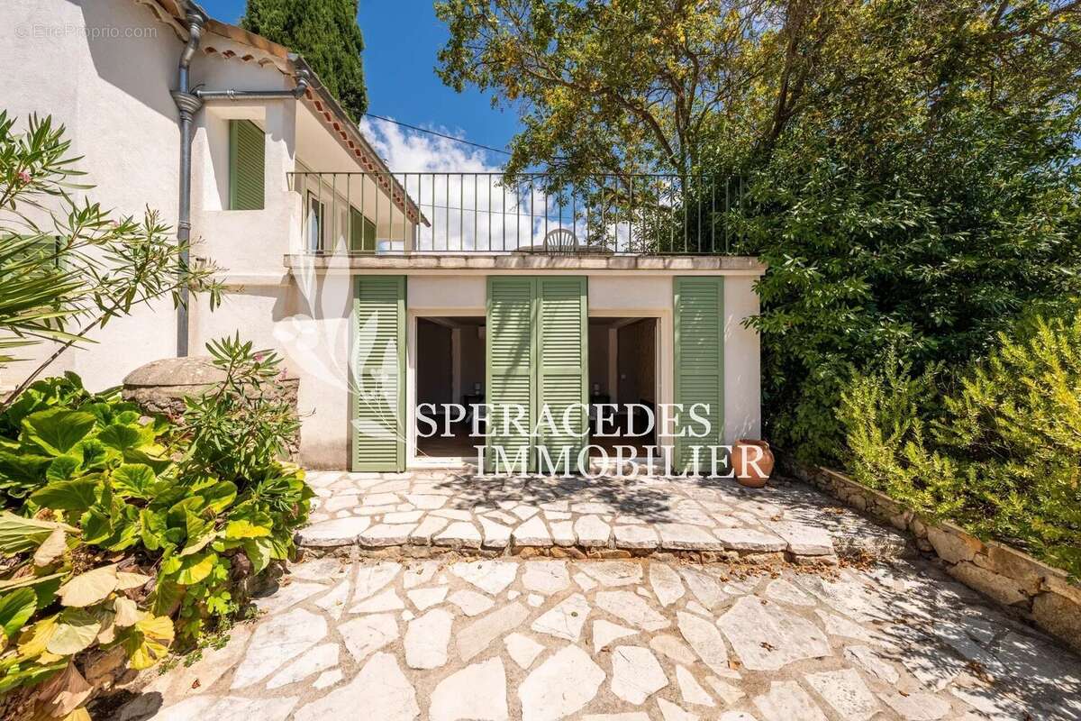 Maison à SAINT-CEZAIRE-SUR-SIAGNE