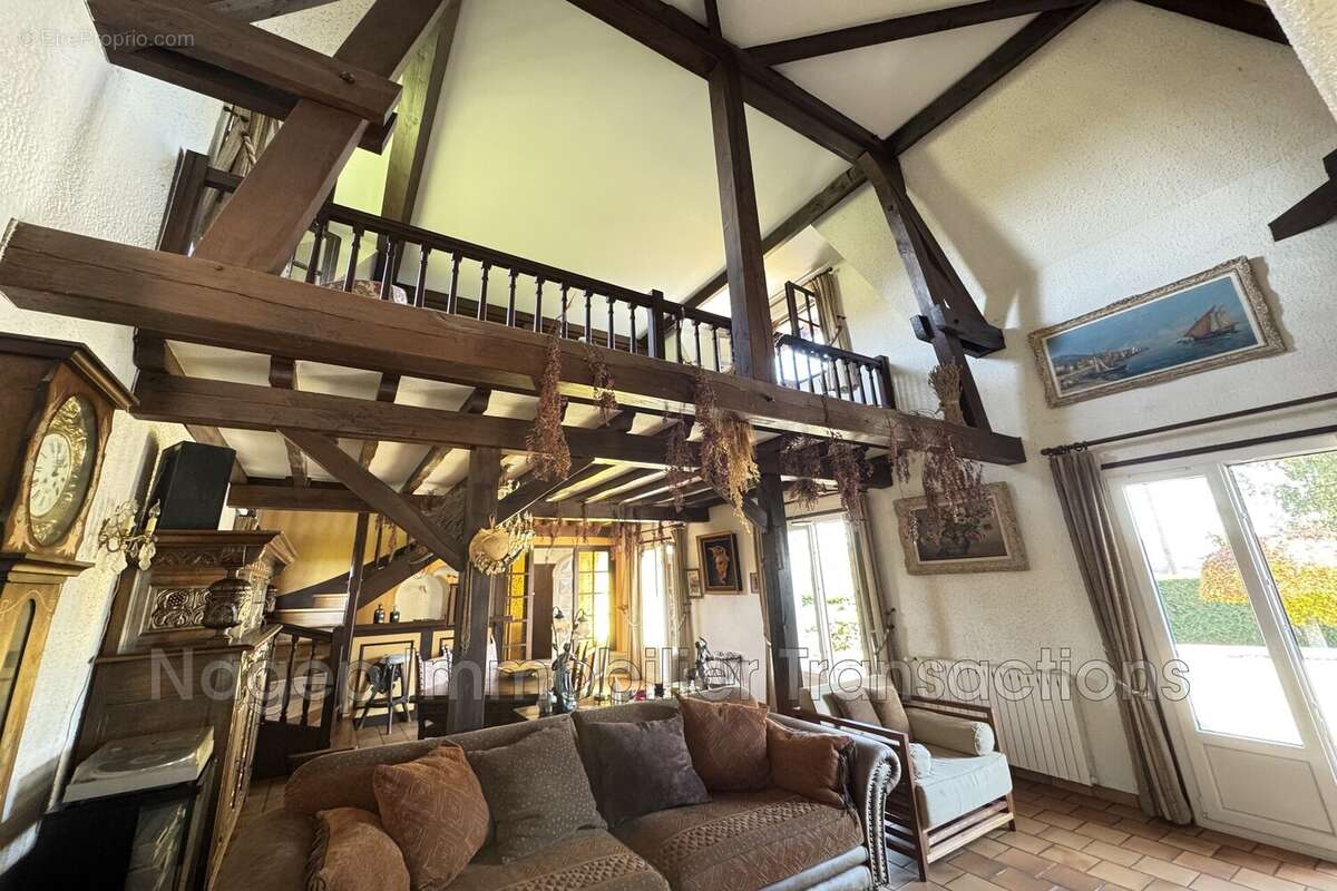 Maison à SAINT-REMY-EN-ROLLAT