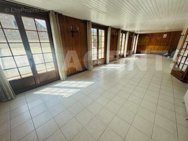 Pièce de vie bas - Maison à PRUNAY-EN-YVELINES