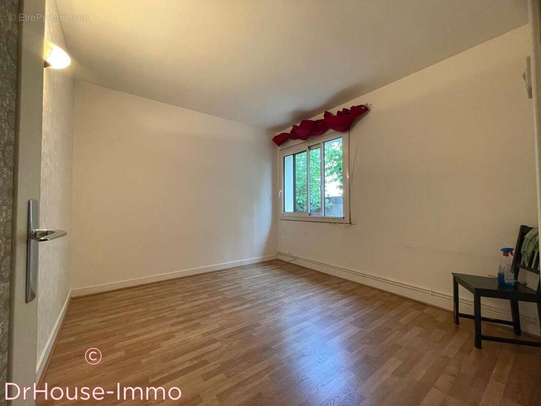 Maison à SAINTE-GENEVIEVE-DES-BOIS