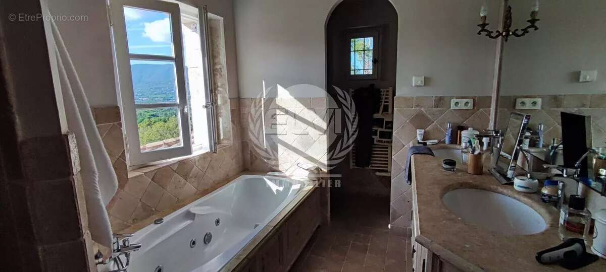 Maison à PLAN-DE-LA-TOUR