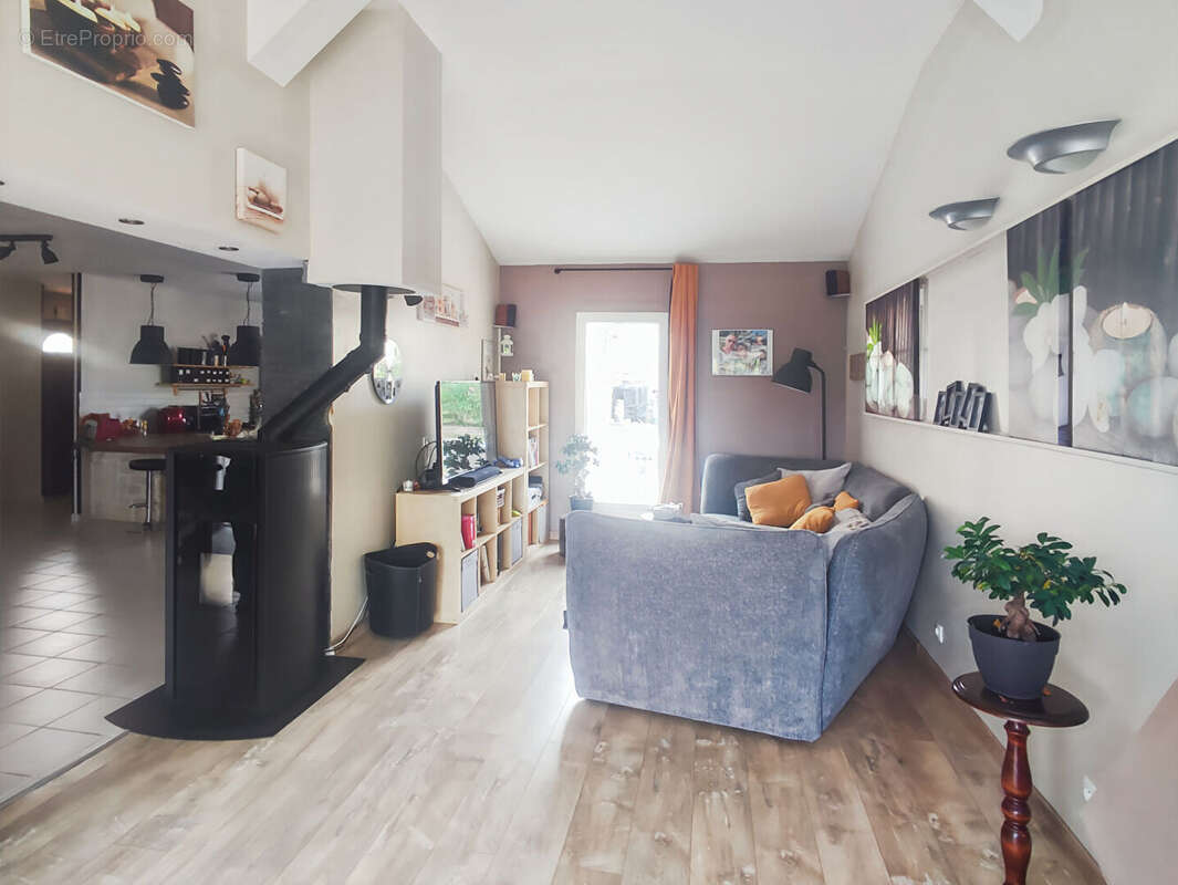 Maison à LA SALLE-ET-CHAPELLE-AUBRY