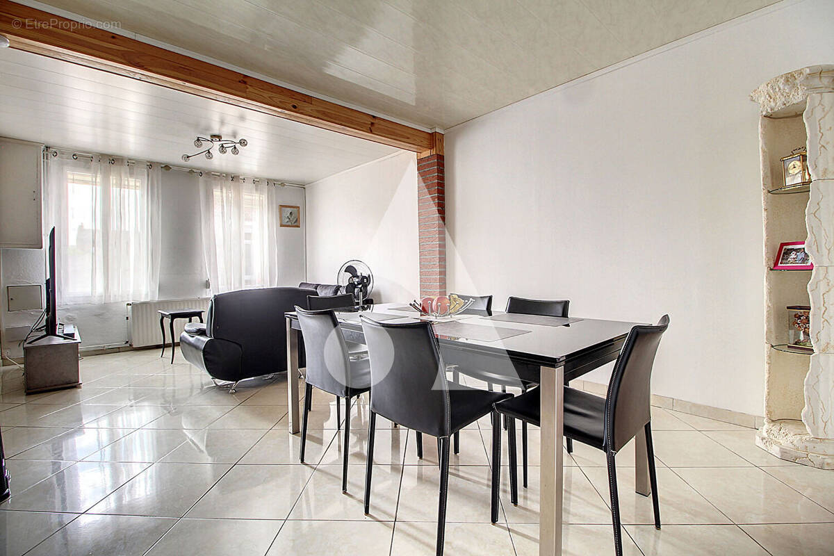 Maison à OSTRICOURT