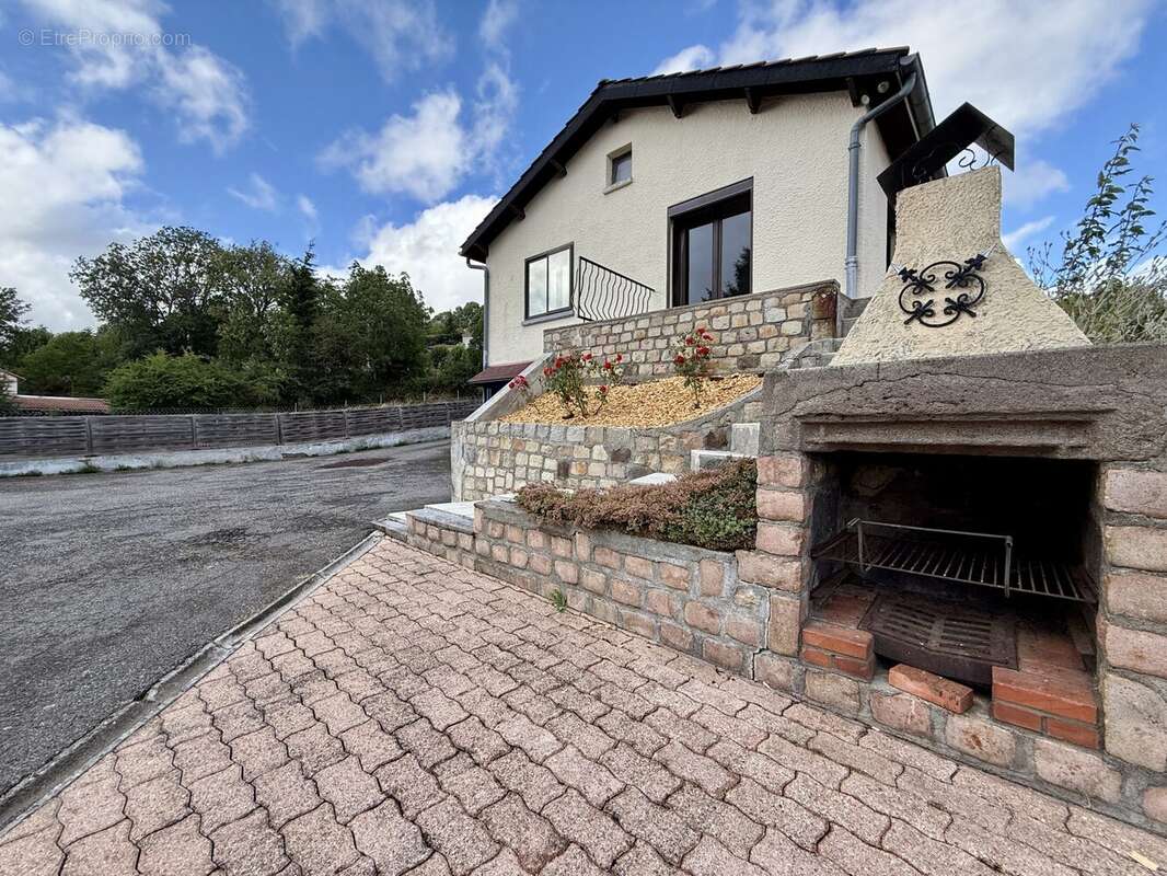 Maison à SAINT-GENES-CHAMPANELLE