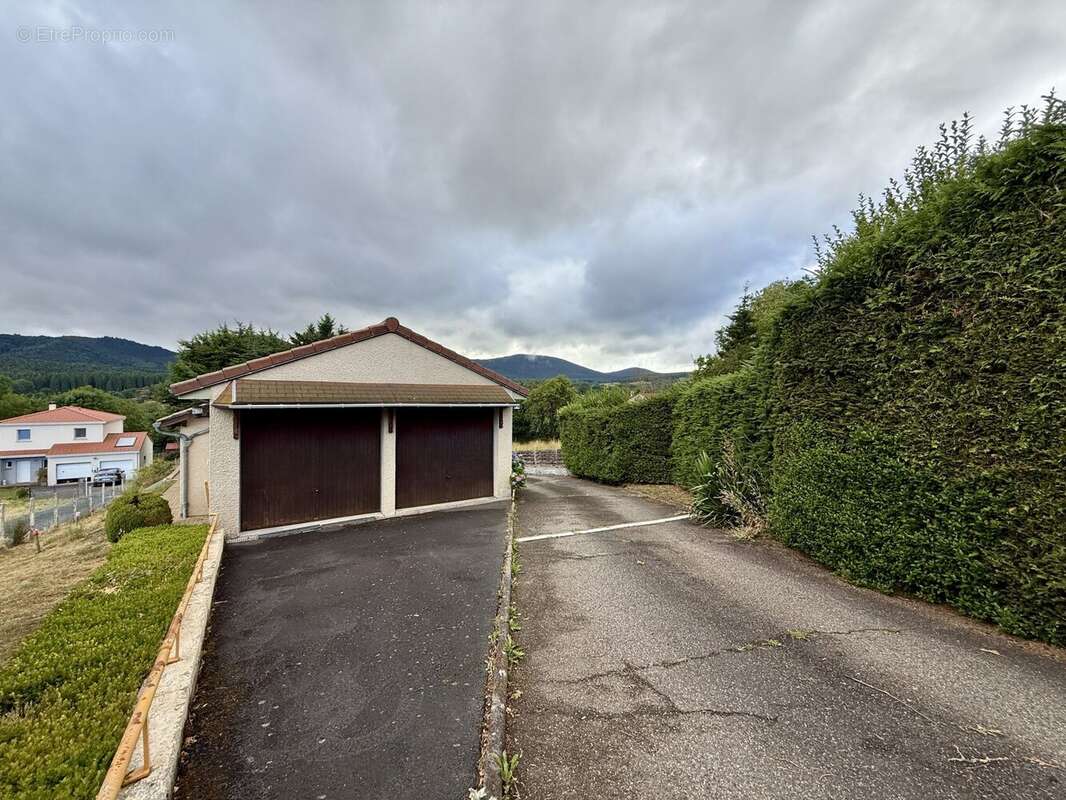 Maison à SAINT-GENES-CHAMPANELLE