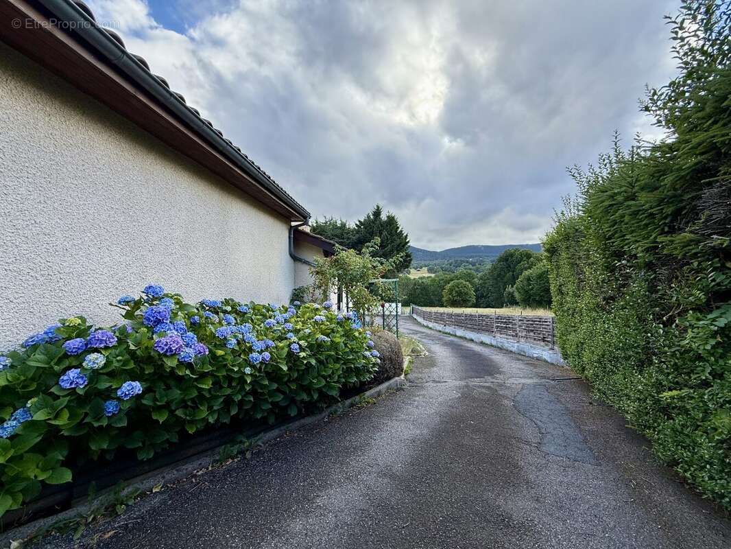 Maison à SAINT-GENES-CHAMPANELLE