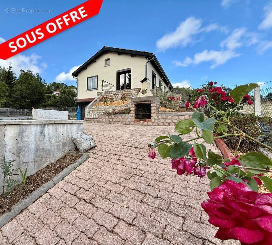 Maison à SAINT-GENES-CHAMPANELLE