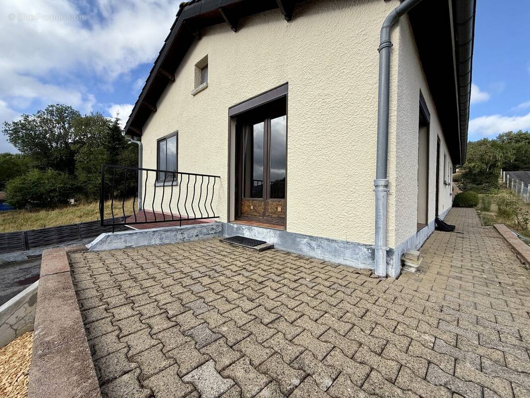 Maison à SAINT-GENES-CHAMPANELLE